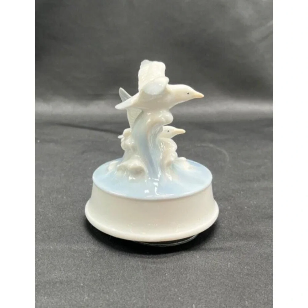 Otigiri bird music box seagulls on wave plays 